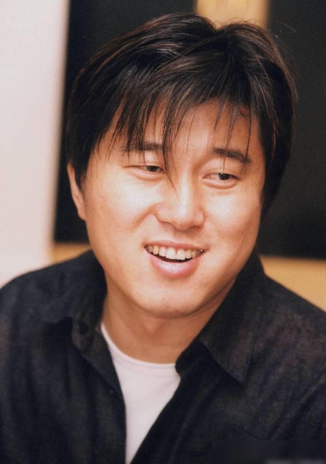 满文军现身94岁老寿星生日宴唱歌，歌声还是那么好听，网友热议：这种艺人该不该封杀插图