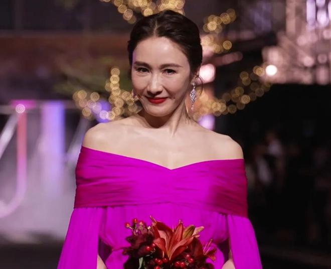 VOGUE活动尴尬瞬间：黎姿苹果肌肿了，奚梦瑶照片奇怪，关晓彤又出糗插图2