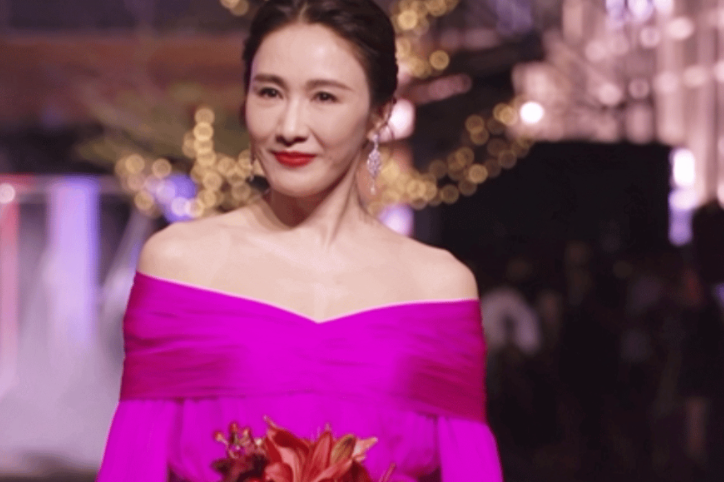 红毯之夜，杨幂穿深V，黎姿选大红裙，尽显女星魅力插图