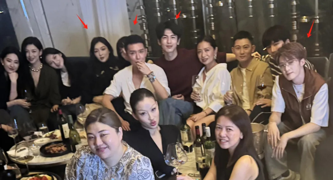 VOGUE聚会照流出，一看就知道谁跟谁关系好，小圈子真明显插图
