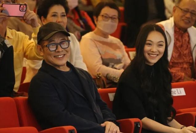 李连杰的大女儿24岁上VOGUE了，身材瘦弱，颜值没她妈利智大气插图1