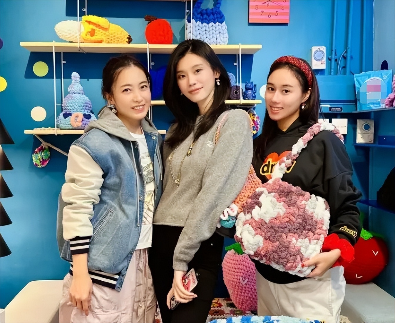 时尚派对上，三位嫁入豪门的女星亮相，一个小细节透露了她们在家中的地位插图