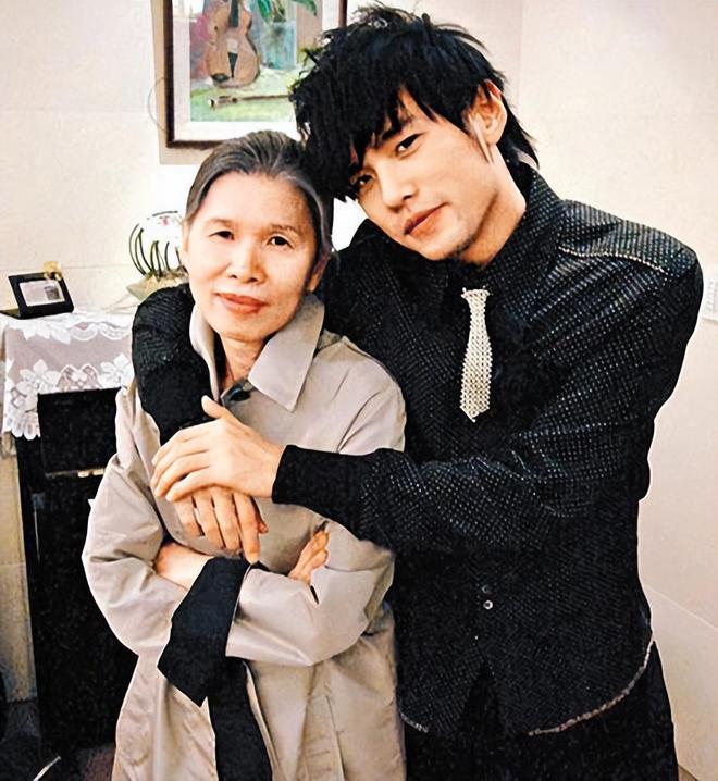 周杰伦亲自辟谣，说有人冒充他妈妈卖票太离谱了插图