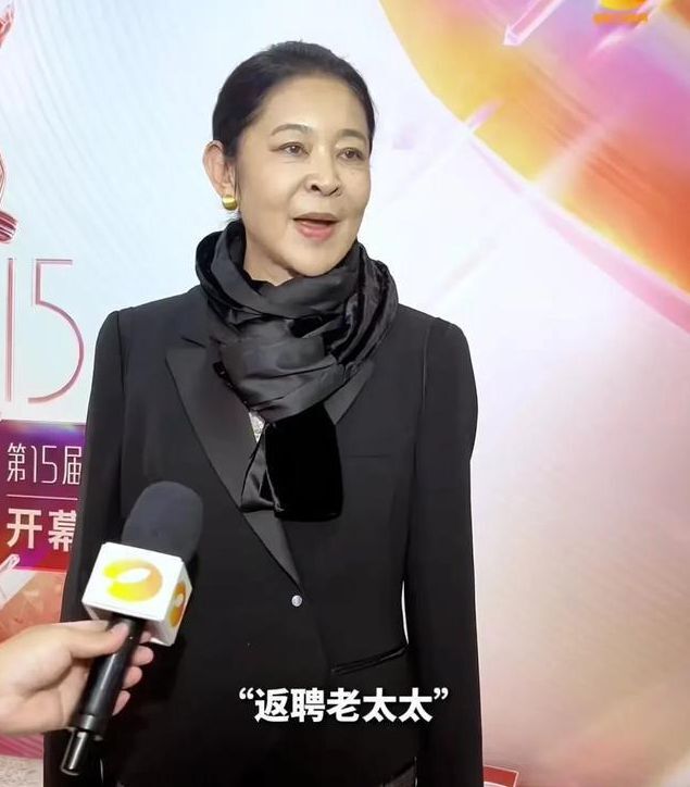 柳岩旗袍美如仙，倪萍瘦身下巴尖，金鹰奖上两人同框引热议插图