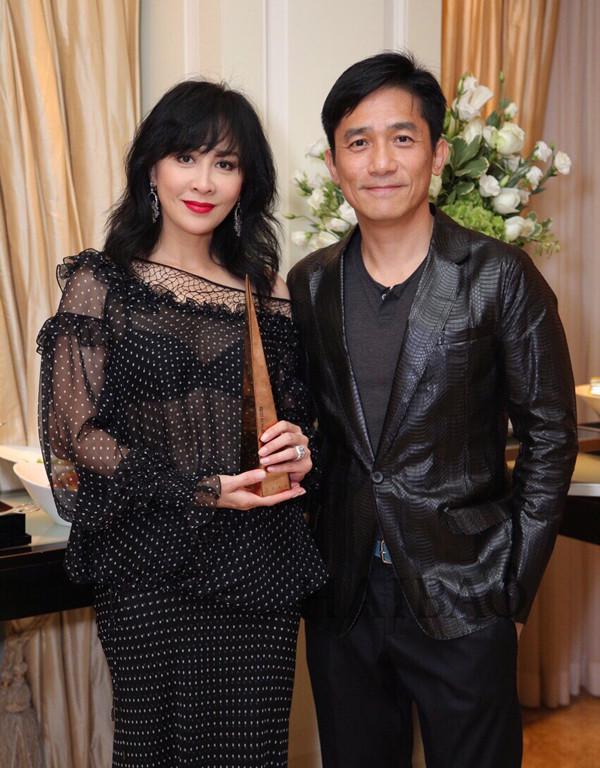 58岁的刘嘉玲现身汤镇业女儿的婚礼，和苗侨伟合影让大家议论纷纷插图2