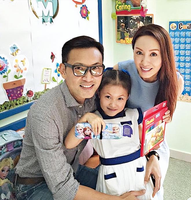 54岁的郭可盈近照流出，颜值依旧皮肤好，和14岁女儿合影像姐妹花插图1