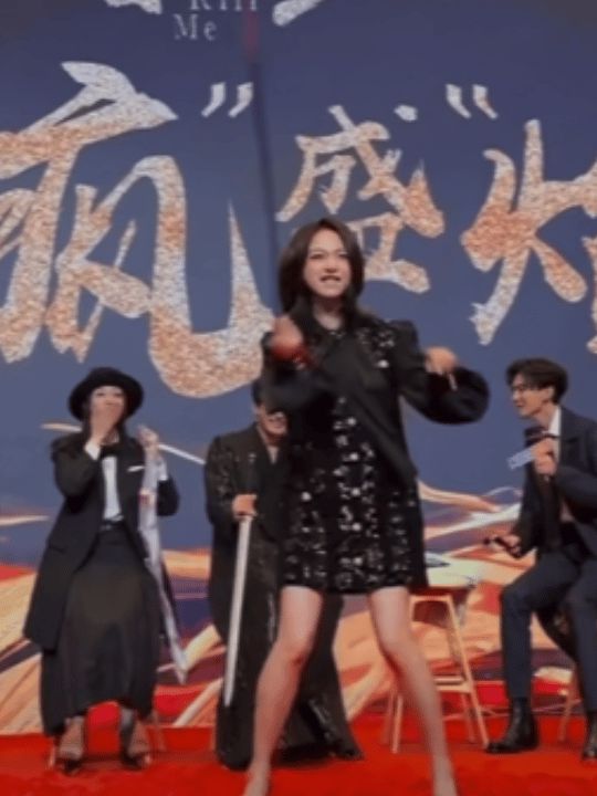 长得帅却败给了丑手指，这位男星的手真是不给力啊插图