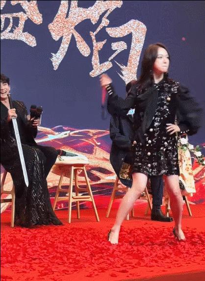 男主角超帅，手指却搞笑，网友：哪家好手有8条褶子插图1