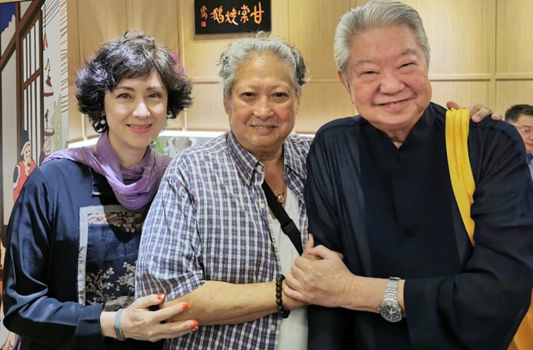 75岁洪金宝近况揭秘，肚子圆滚滚胸前有水迹，糖尿病影响行动插图1
