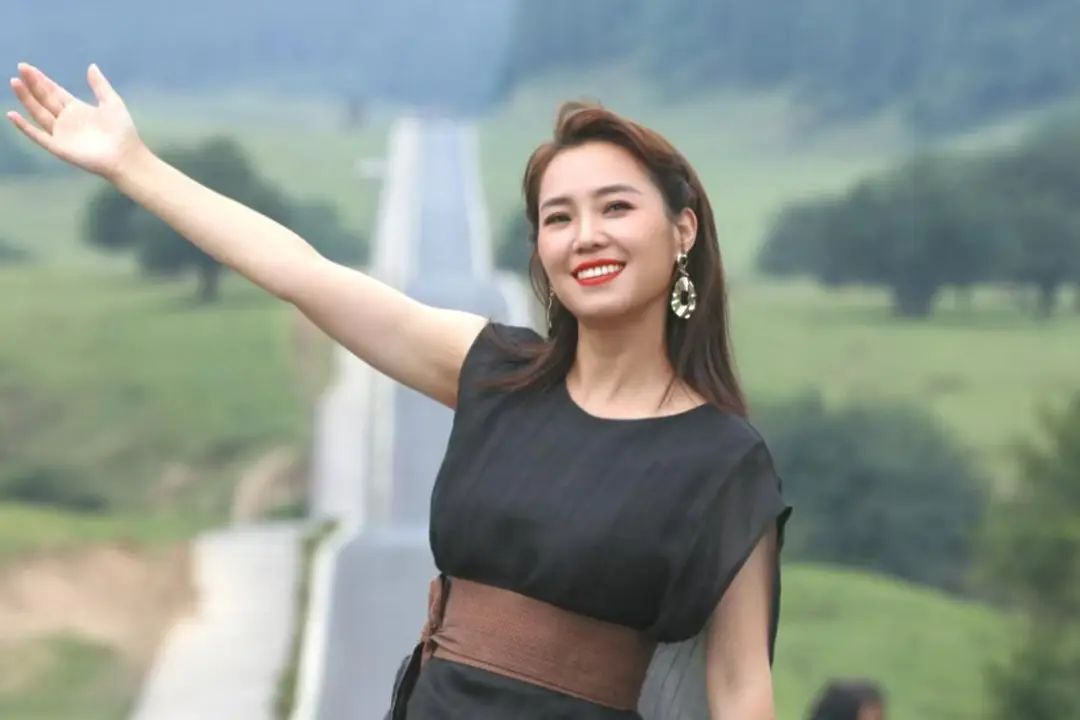 云朵经历人生低谷，被群星演唱会踢出，五次辟谣并对恩师刀郎提起诉讼插图