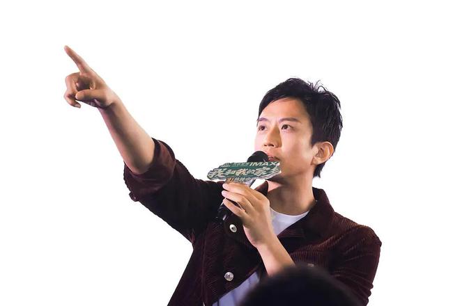 45岁邓超亮相儿子篮球赛，瘦削身材白发抢镜，网友惊呼认不出插图2