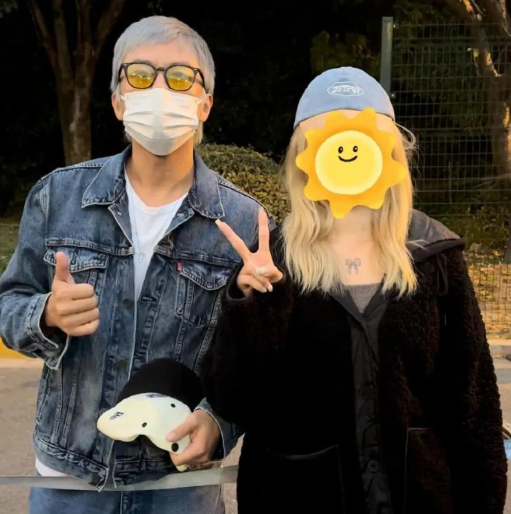 45岁邓超陪儿子打球被粉丝偶遇，满脸胡须显老态，知情者揭秘白发原因插图