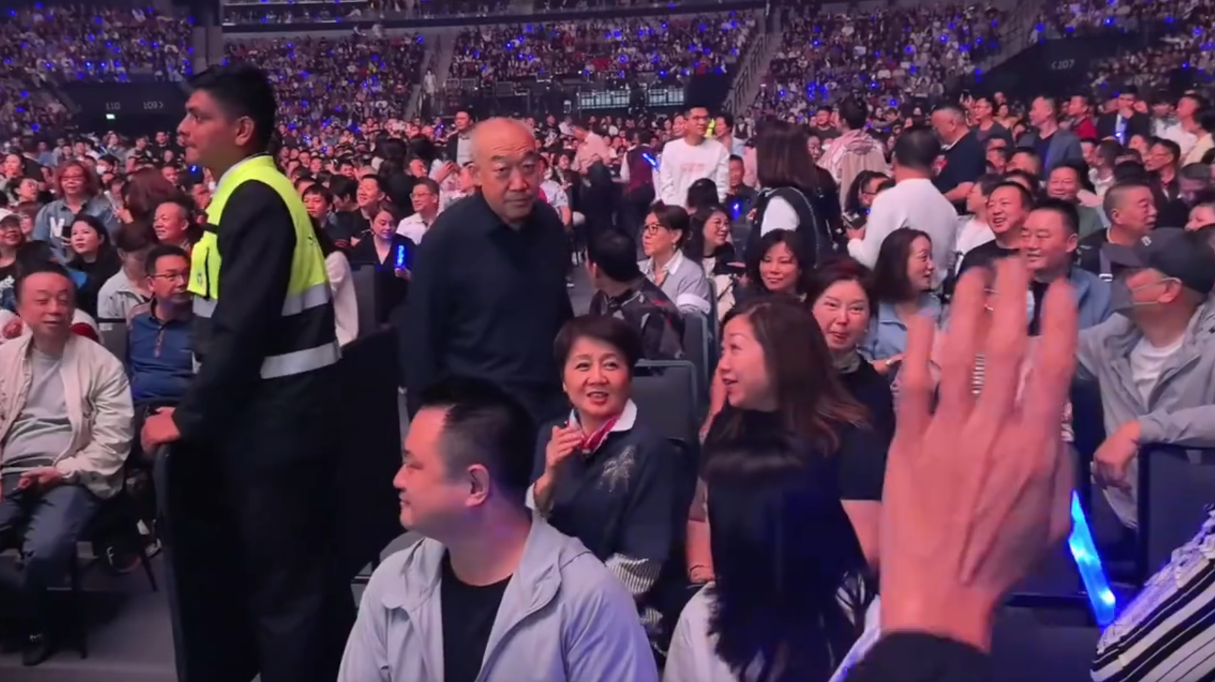 四太梁安琪现身刀郎演唱会，穿得简单低调，坐在普通座位上和大家打成一片插图1