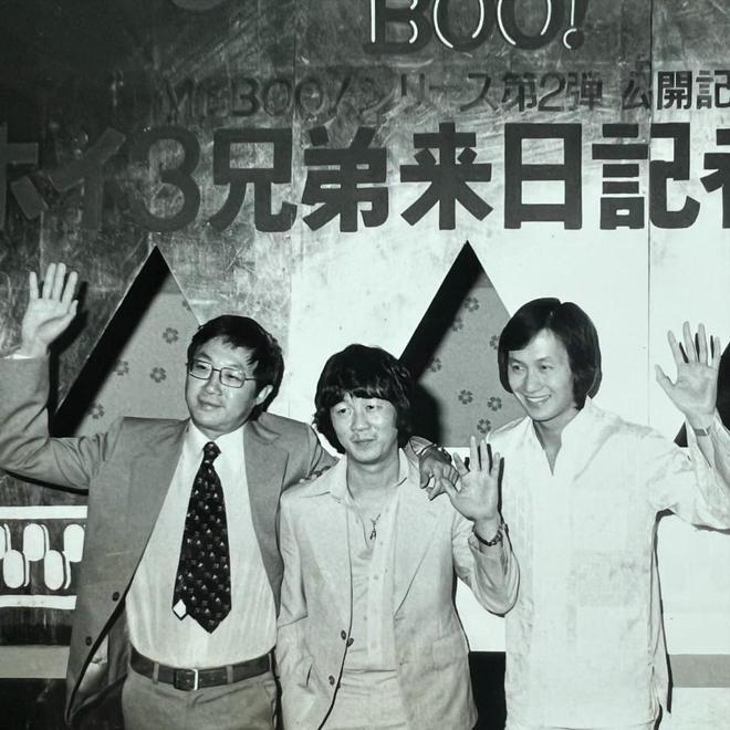 许冠英走后13年，歌神许冠杰带儿子晒照缅怀，兄弟感情深插图1