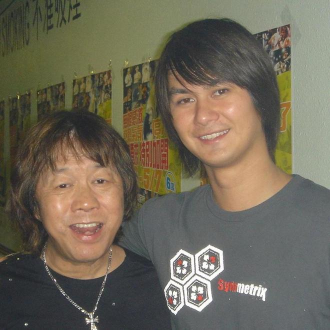 许冠英走后13年，歌神许冠杰带儿子晒照缅怀，兄弟感情深插图2