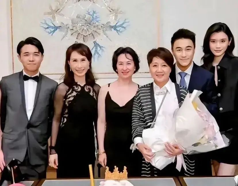 64岁的赌王四太和62岁的何超琼近照，年纪相差不大为啥差距这么大插图