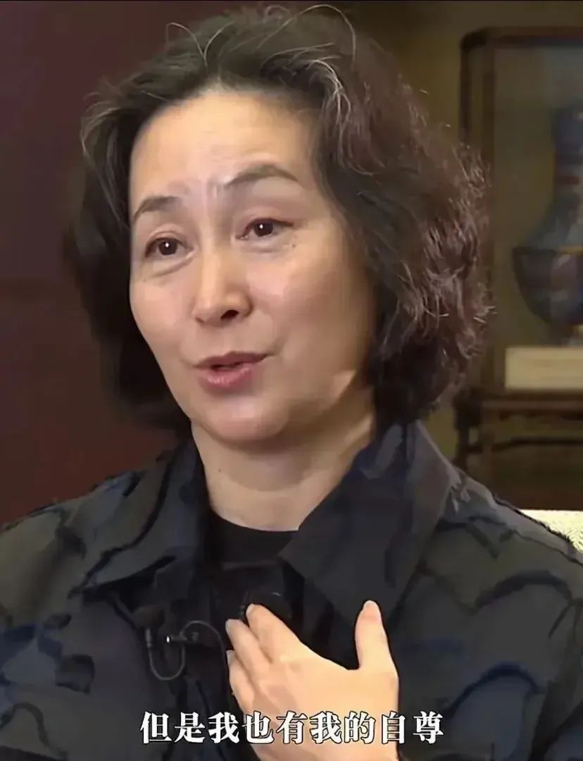 64岁的赌王四太和62岁的何超琼近照，年纪相差不大为啥差距这么大插图2