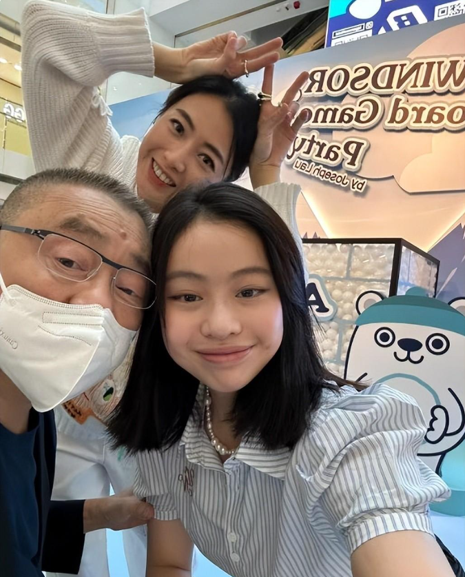 甘比的大女儿长相普通却有富贵相，真是投胎投得好的名媛千金插图1