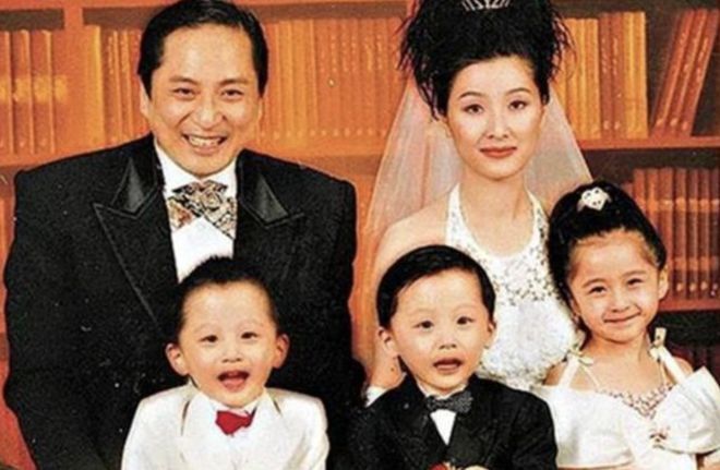 汤镇业前妻姜坤庆生照片出炉！51岁的她看上去像31岁，连同框的名媛都逊色了插图