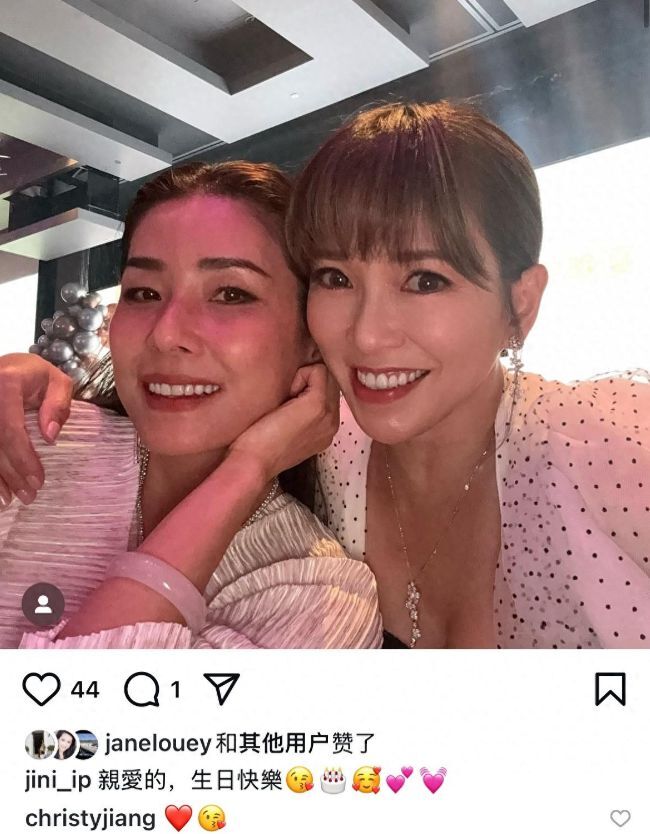 汤镇业前妻姜坤庆生照片出炉！51岁的她看上去像31岁，连同框的名媛都逊色了插图1