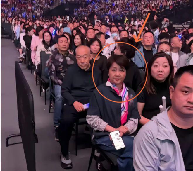 太暖心了！谭咏麟成都演唱会上向刀郎隔空喊话，万人齐唱《披着羊皮的狼》插图2