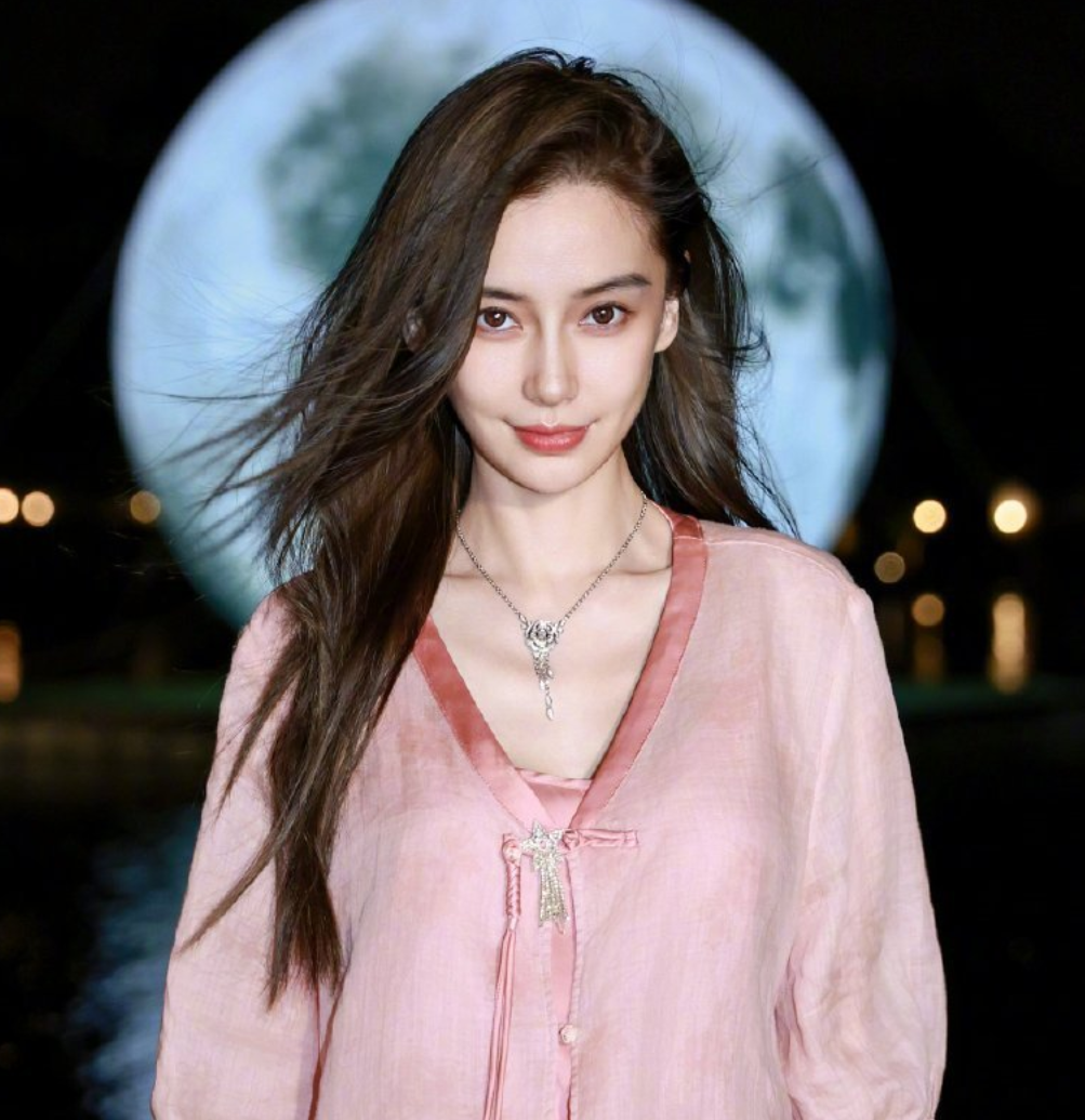 baby晒美照上热搜，评论区却翻车了，网友说她脸变样了插图2