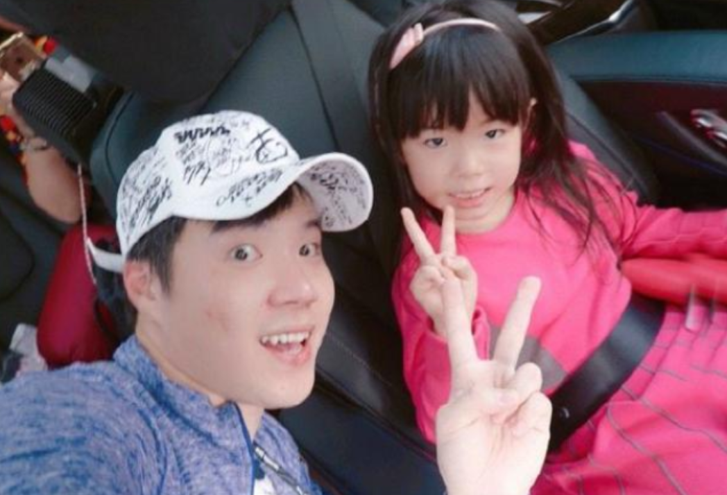 黄奕12岁女儿在国外留学的照片，长得真像爸爸黄毅清，可惜没遗传到妈妈的样貌插图