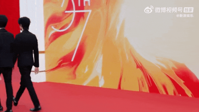 金鸡奖现场：新人摔跤抢镜，范丞丞不搭理记者，钟楚曦轻松自在插图1