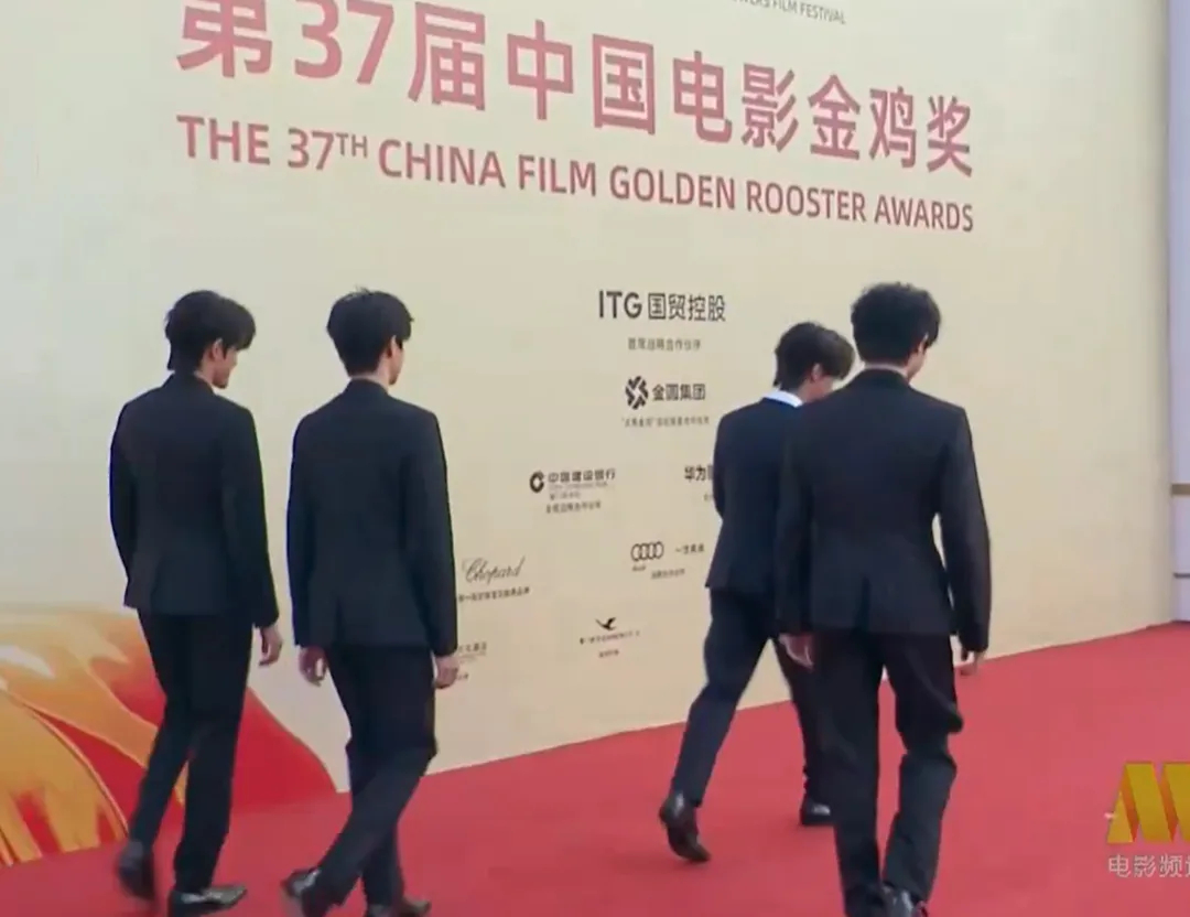 金鸡奖现场：新人摔跤抢镜，范丞丞不搭理记者，钟楚曦轻松自在插图2