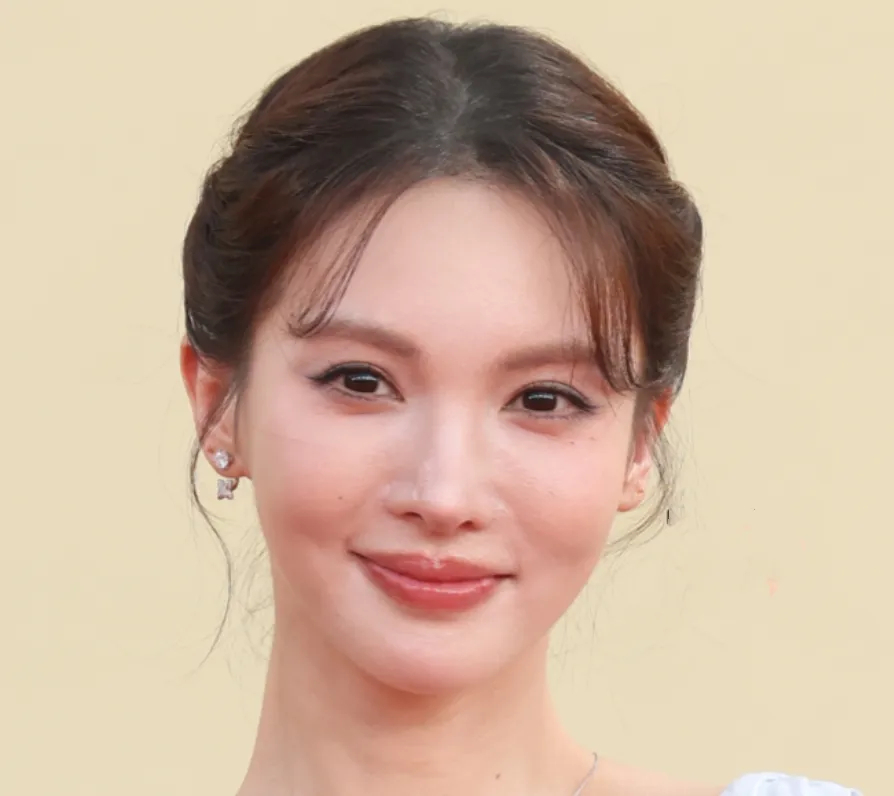 金鸡奖红毯现场图出炉！赵丽颖妆容太重，关晓彤红发显老，金晨太瘦了插图1