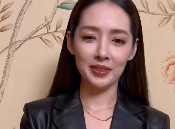 40岁的郭碧婷近照好憔悴，浓妆也盖不住疲态，瘦太多显得嘴突插图