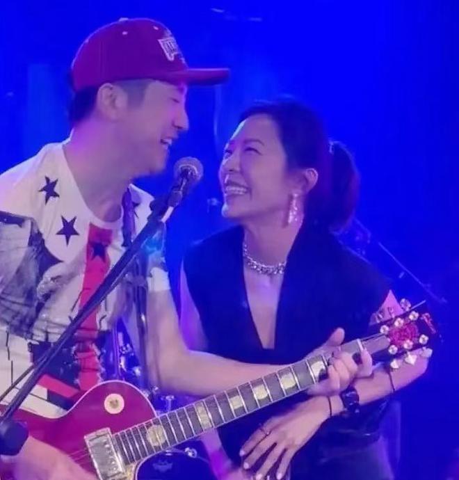 庾澄庆少见晒出和老婆的合照，49岁的张嘉欣真是美翻了，网友都夸她状态超好插图