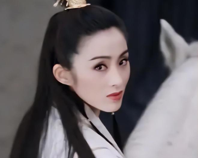 56岁的张敏出席张纪中女儿的满月酒，瘦得让人心疼，网友都认不出来了插图1