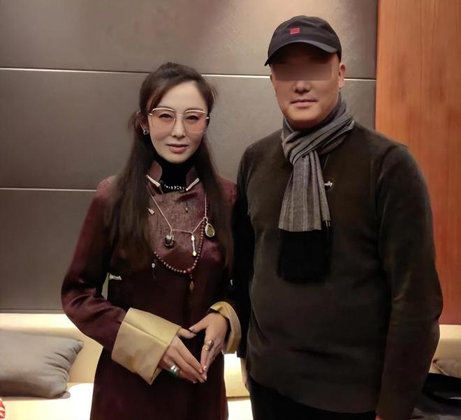 56岁的张敏出席张纪中女儿的满月酒，瘦得让人心疼，网友都认不出来了插图2