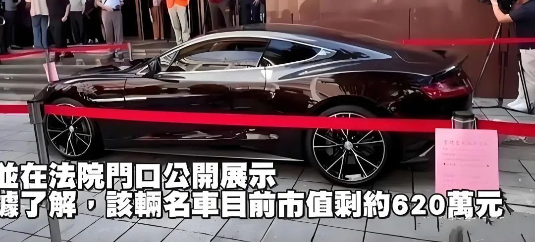 大S少见露面！和具俊晔亲亲密密接吻，胸前纹身超吸睛，秀恩爱却被人误认为是小S插图2