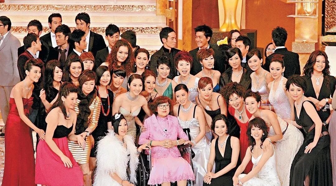 香港这晚，77岁的汪明荃和44岁的林峯让人大感TVB的尴尷插图1