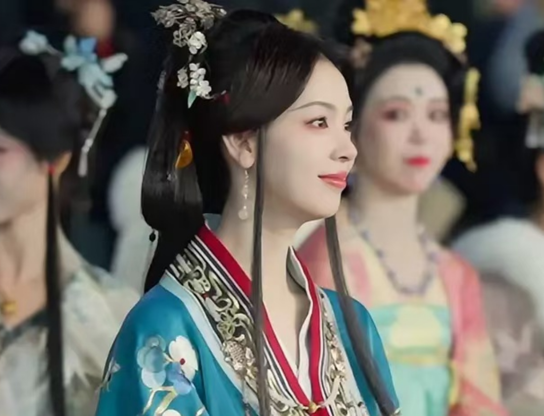 30岁女星陈瑶最近现身引热议，牙齿整形后网友说脸都变了插图