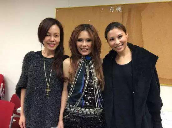 52岁的彭佳慧素颜照流出，状态超好，和双胞胎女儿一起庆生乐翻天插图