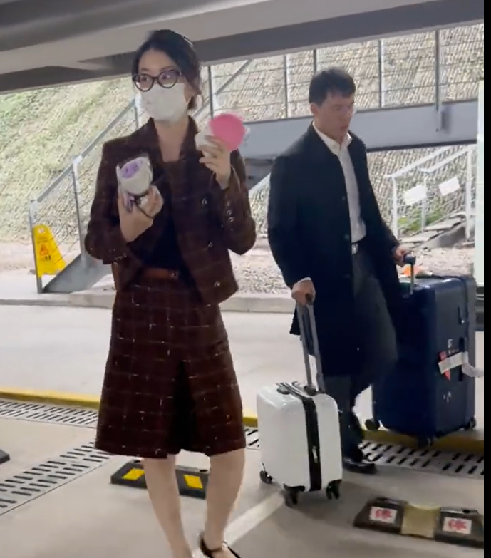 乔欣老公疑似亮相，长相一般穿得像老干部，低调陪老婆外出插图
