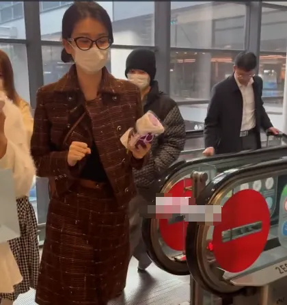 乔欣老公疑似亮相，长相一般穿得像老干部，低调陪老婆外出插图1