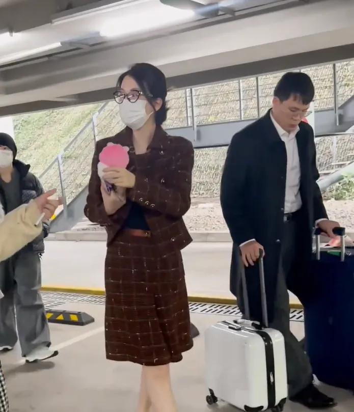乔欣老公疑似亮相，长相一般穿得像老干部，低调陪老婆外出插图2