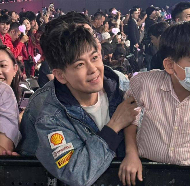 50岁的林志颖出现在周杰伦演唱会上，状态超好完全不显老，9岁儿子最近的照片也曝光了插图