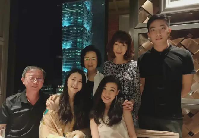 琼瑶家的后辈真有人情味，陈中维全家去送别平鑫涛，还和林婉珍的孩子们互动插图