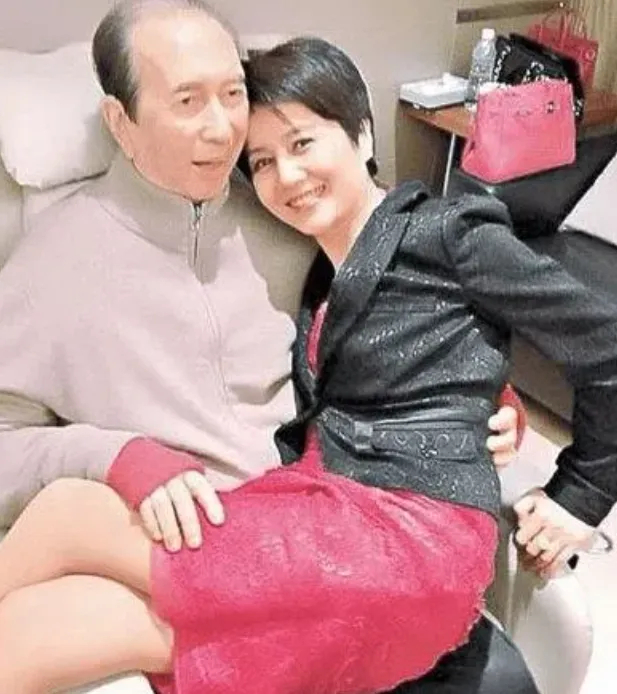 赌王的三太和四太少见一起现身，相差7岁状态各异，心态差异明显插图1
