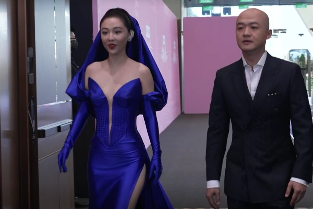 澳门之夜，刘诗诗的冷艳，秦岚的大胆开叉，都比不上殷桃的丰满美丽插图2