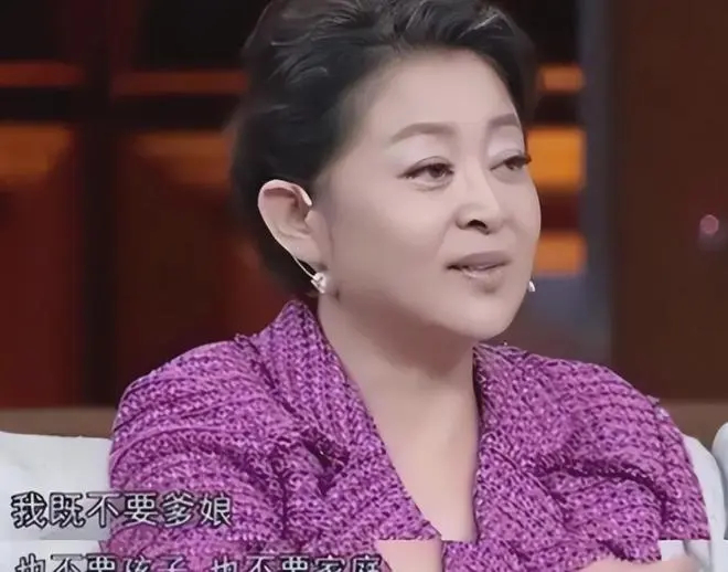 74岁刘晓庆扶着65岁倪萍，心态决定老年生活，刘晓庆走路还有少女感插图1