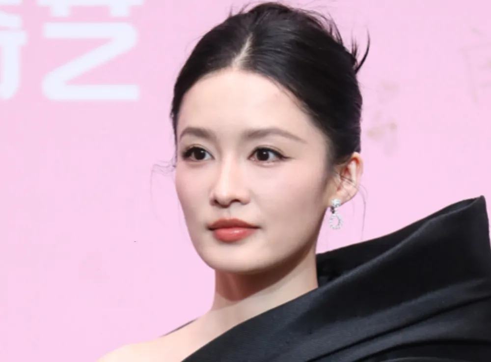 尖叫之夜红毯实拍：刘诗诗用头发挡脸，李沁变得更成熟圆润插图2