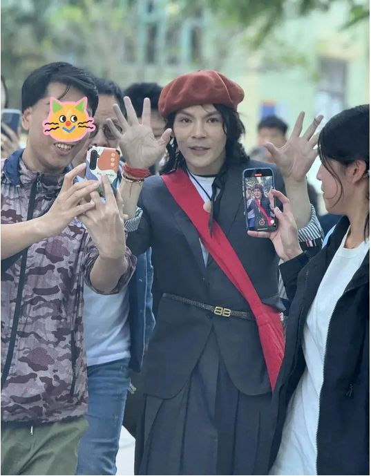 向佐首次穿女装带货卖出近5000万，成绩仅次于董宇辉，但评论区全是嘲讽声插图