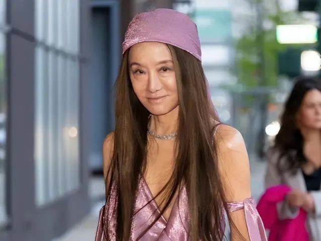 61岁的叶童满头白发，69岁的奚美娟穿老年装，真是打了多少不老女神的脸插图2