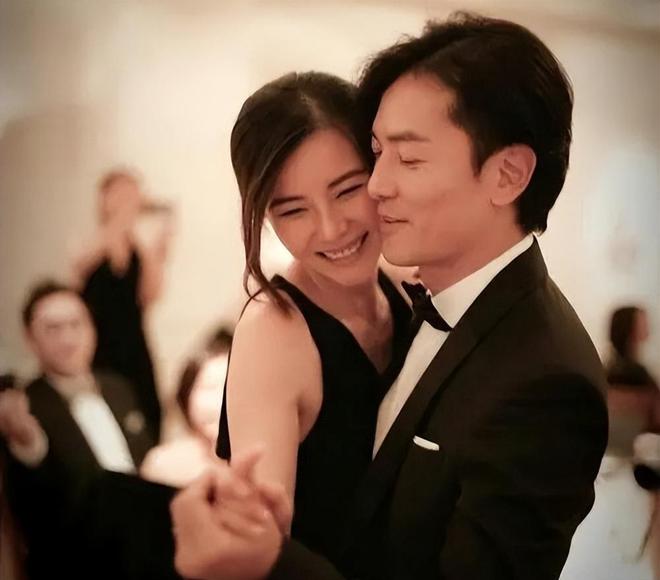 郑伊健新片首映礼亮相，状态超棒不显老，和31岁的陈卓贤同框像兄弟插图1